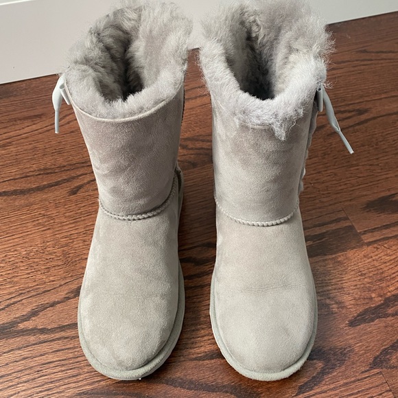 Excellent condition girl Uggs in beautiful gray with side satin ribbon & bow. - Picture 2 of 7